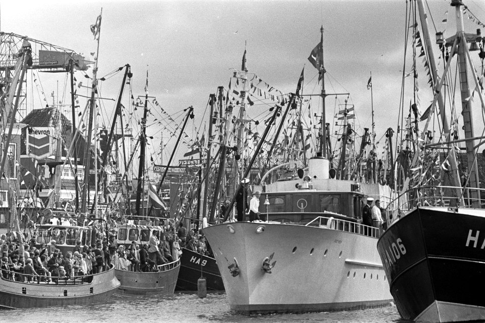 Prinses Beatrix en Prins Claus bij Visserijdagen te Harlingen met kinderen Kon., Bestanddeelnr 922-7278