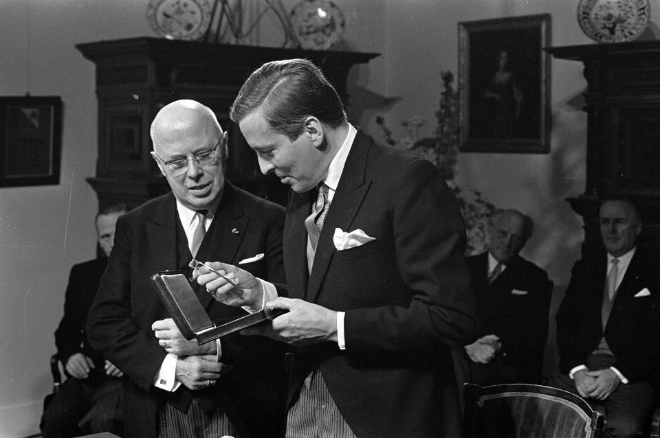 Prins Claus en prof. Beel met het bestek voor prins Johan Friso, Bestanddeelnr 921-7218