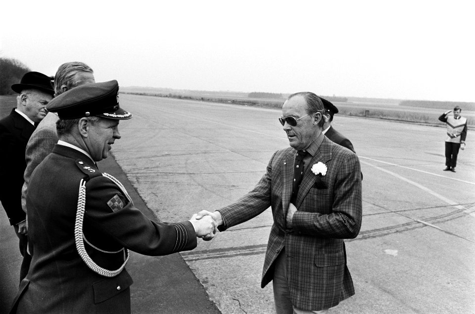 Prins Bernhard terug uit Verre Oosten op Soesterberg aankomst op Soesterberg, Bestanddeelnr 927-8779