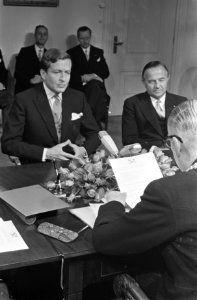 Prins Claus en premier De Jong (rechts) luisteren naar de voorlezing van de gebo, Bestanddeelnr 921-7230
