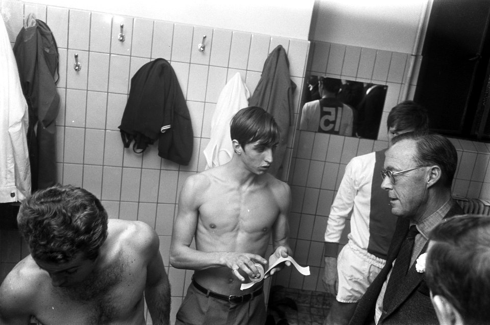 Prins Bernhard praat voor de wedstrijd met Johan Cruijff, Bestanddeelnr 921-7314