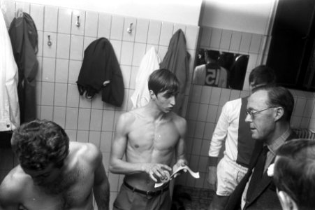 Prins Bernhard praat voor de wedstrijd met Johan Cruijff, Bestanddeelnr 921-7314