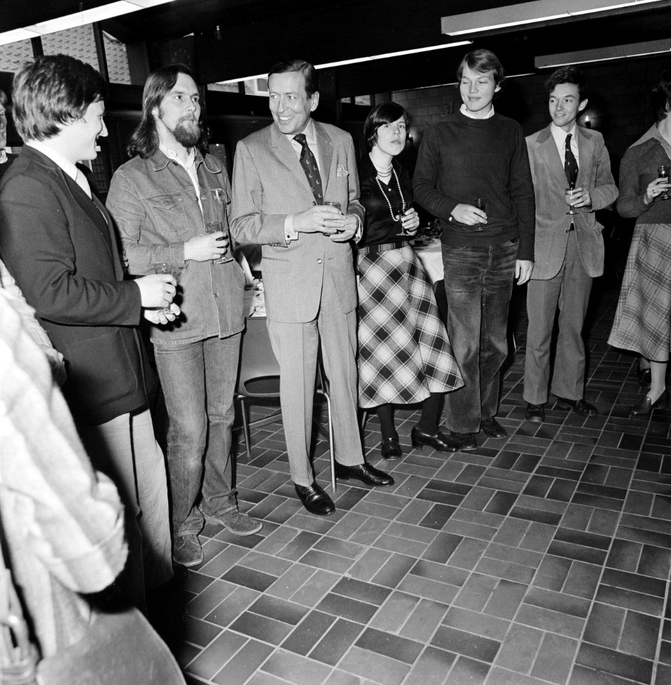 Prins Claus bezoekt Rijksuniversiteit Leiden Prins Claus met studenten in de m…, Bestanddeelnr 929-0076