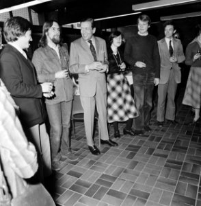 Prins Claus bezoekt Rijksuniversiteit Leiden Prins Claus met studenten in de m…, Bestanddeelnr 929-0076