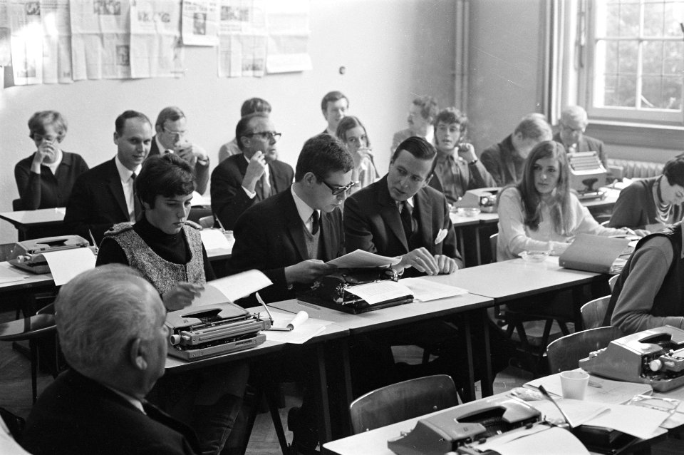 Prins Claus bezoekt School voor Journalistiek te Utrecht Prins Claus in de schoo, Bestanddeelnr 921-8477