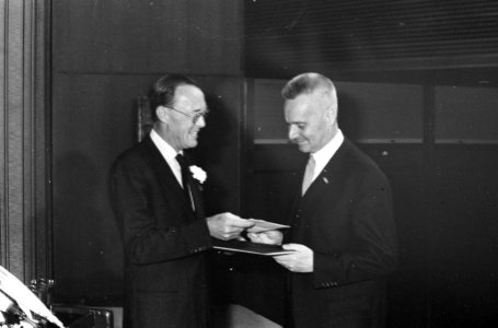 Prins Bernhard overhandigt de prijs aan professor Jan Tinbergen, Bestanddeelnr 920-4304