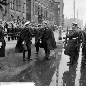 Prins Bernhard tijdens het afnemen van de parade van het Korps Mariniers voor st, Bestanddeelnr 918-5596