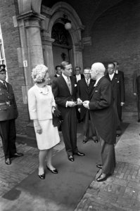 Prins Claus en prinses Beatrix nemen afscheid van professor Beel (vice-voorzitte, Bestanddeelnr 920-4984