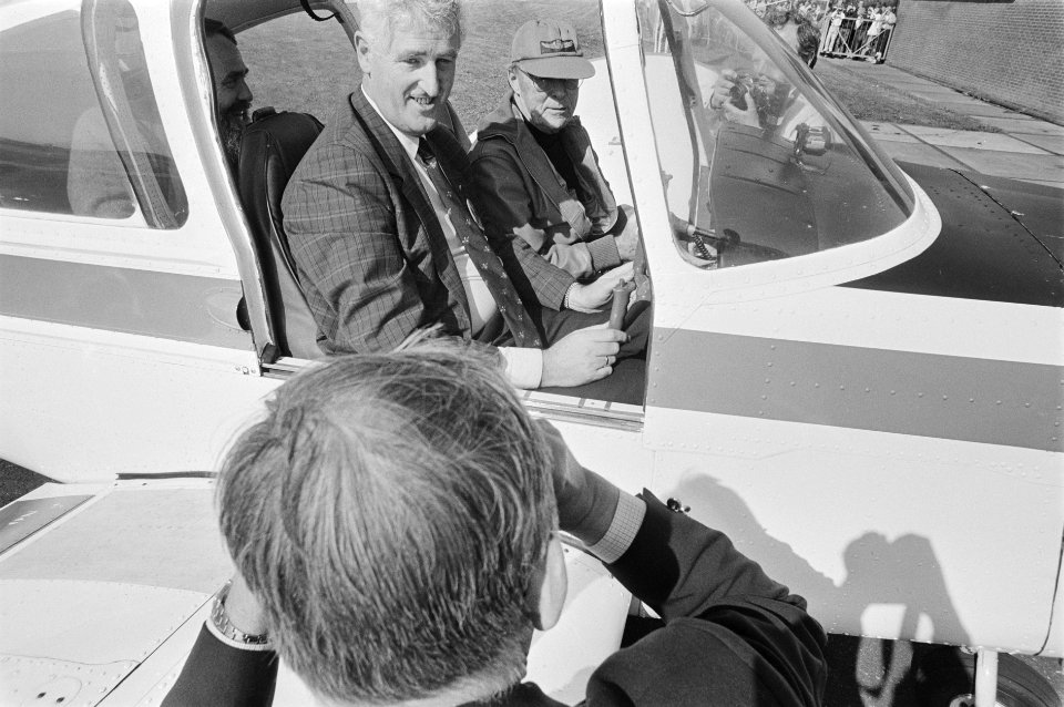 Prins Bernhard vliegt expressepost tijdens luchtvaartrally Isacar links mr. P, Bestanddeelnr 933-9906