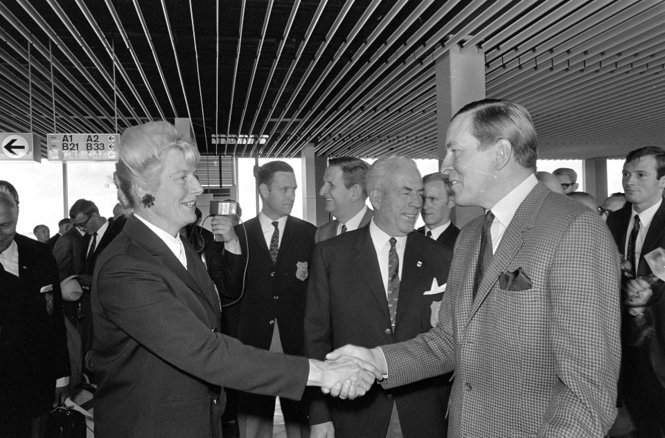 Prins Claus en Fanny Blankers-Koen schudden elkaar de hand, Bestanddeelnr 921-6986