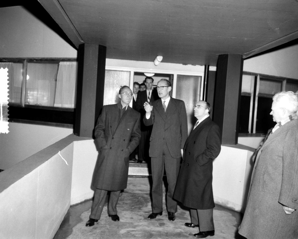 Prins Bernhard opent studentenflats te Leiden, Bestanddeelnr 910-9804