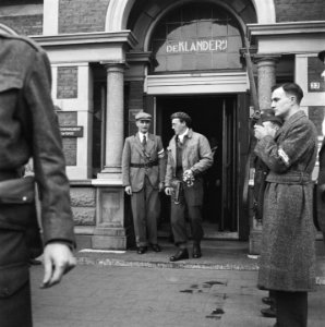 Prins Bernhard verlaat café-restaurant De Klanderij in Leeuwarden, Bestanddeelnr 900-2541