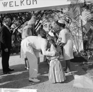 Prins Bernhard terwijl hij voorover buigt om naar een jeugdige Nickeriaanse te l, Bestanddeelnr 918-3312
