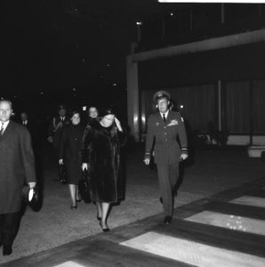 Prins Bernhard van Schiphol naar Amerika vertrokken Afscheid bij vliegtuigtrap , Bestanddeelnr 915-7740