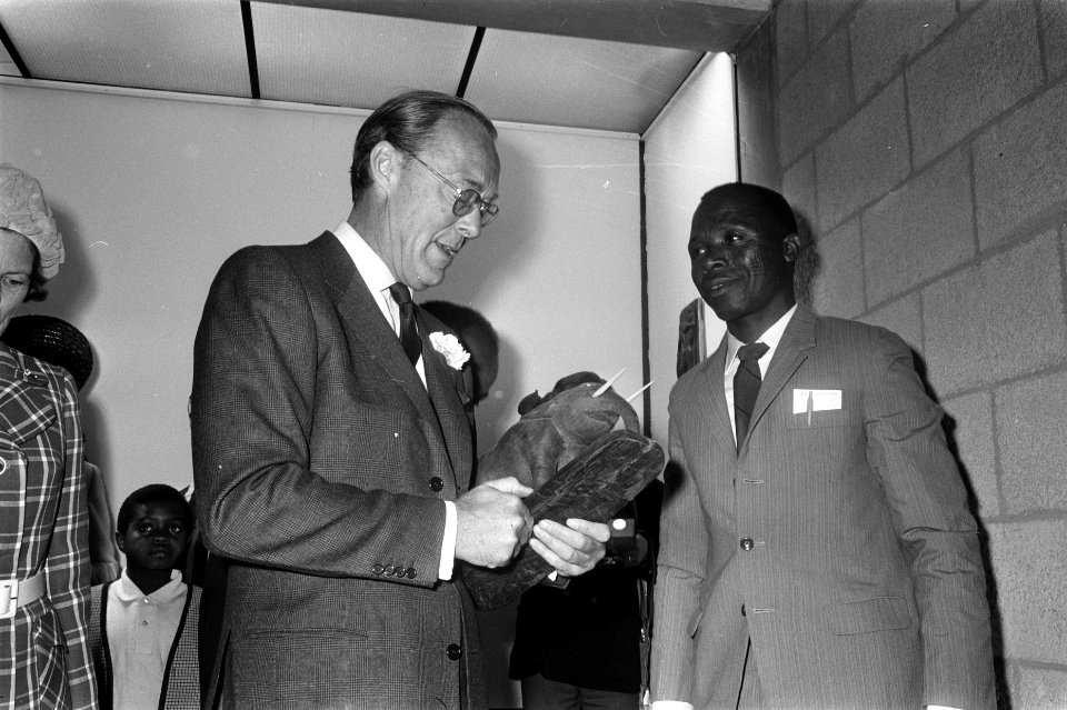 Prins Bernhard opent tentoonstelling van schulpturen uit Tanzania in Madurodam, , Bestanddeelnr 923-5336