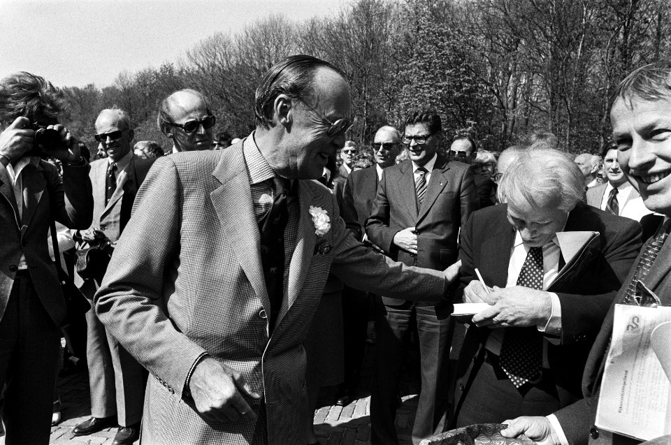 Prins Bernhard tijdens de rondleiding, Bestanddeelnr 930-2604