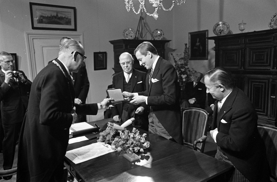 Prins Claus en prof. Beel met het bestek voor prins Johan Friso, Bestanddeelnr 921-7222