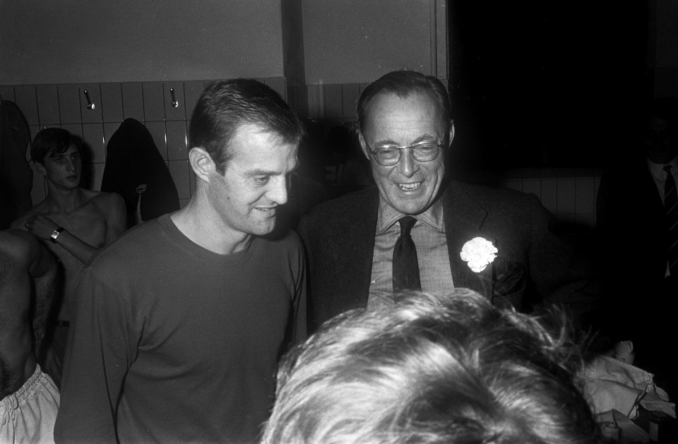 Prins Bernhard praat voor de wedstrijd met keeper Gert Bals, Bestanddeelnr 921-7315