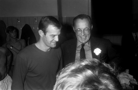 Prins Bernhard praat voor de wedstrijd met keeper Gert Bals, Bestanddeelnr 921-7315