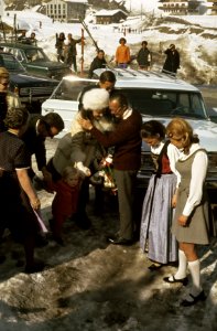Prins Bernhard verwelkomt prinses Beatrix. Aan haar hand prins Willem-Alexander, Bestanddeelnr 254-8412