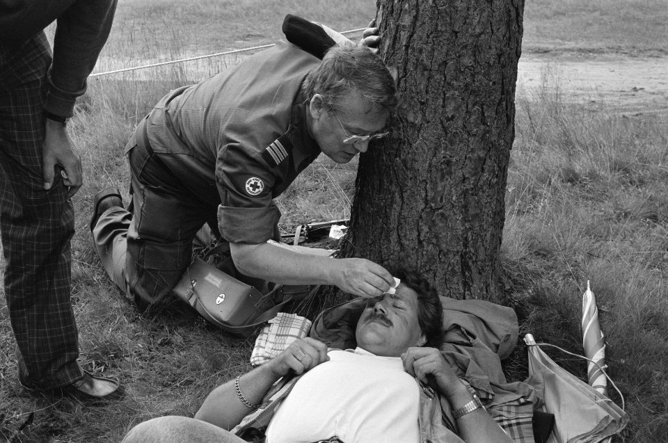 Pro Am open golfkampioenschap fotograaf Hans van Tilburg knock out na bal tegen, Bestanddeelnr 934-0385