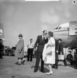 Prins Bernhard uit Amerika op Schiphol begroet door koningin Juliana, Bestanddeelnr 914-0111