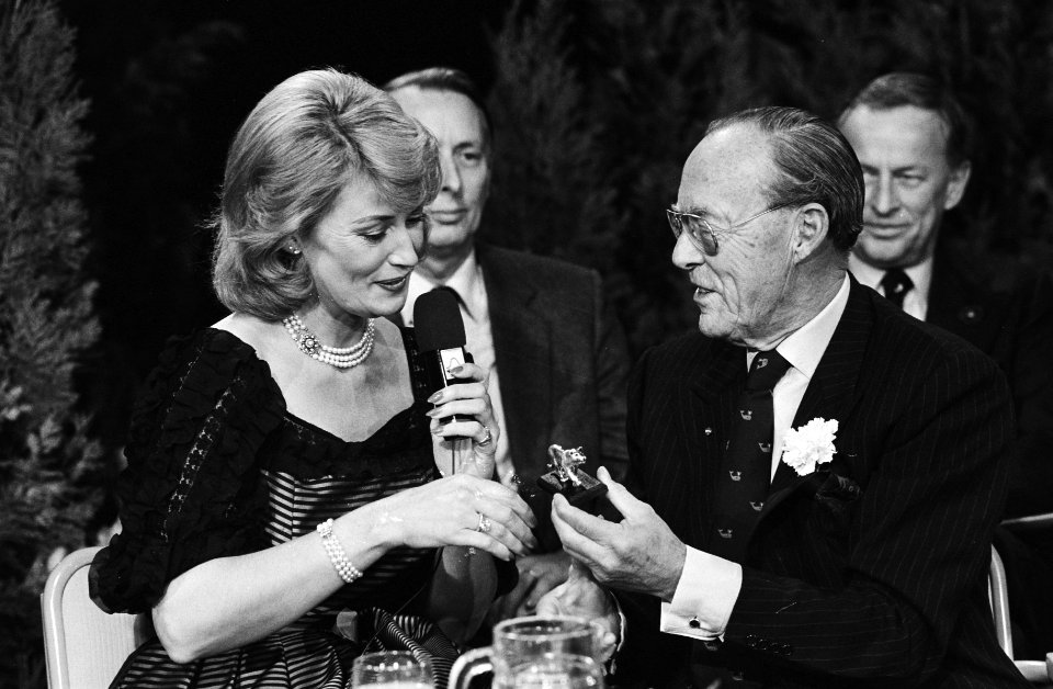 Prins Bernhard overhandigt Willie Dobbe een zilveren tijgerbeeldje, Bestanddeelnr 932-4143