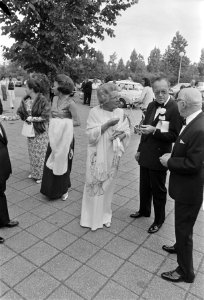 Prins Bernhard reikt Erasmusprijs uit aan Ninette de Valois in aanwezigheid van , Bestanddeelnr 927-2722