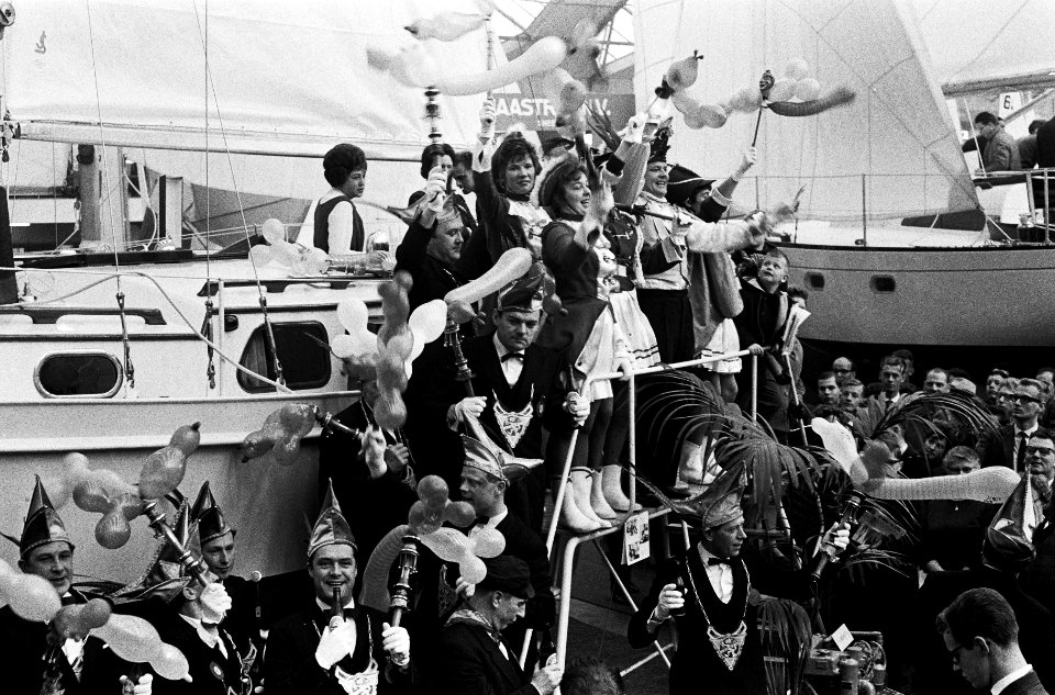 Prins Carnaval van Beneden Leeuwen op de Hiswa in de RAI te Amsterdam, Bestanddeelnr 914-9976