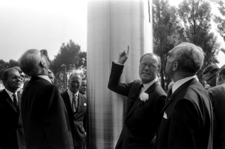 Prins Bernhard wijst en zegt iets over het beeld, Bestanddeelnr 922-6478