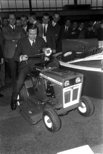 Prins Claus bezoekt landbouwtentoonstelling in RAI Adam. Prins Claus op minitrac, Bestanddeelnr 923-1746