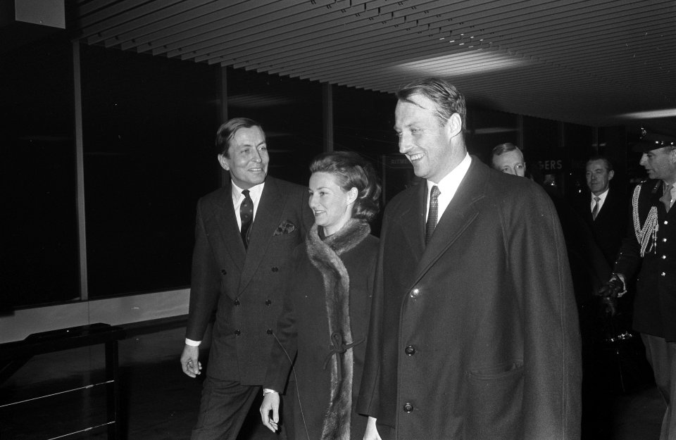Prins Claus (links) verwelkomt prins Harald en prinses Sonja van Noorwegen op Sc, Bestanddeelnr 921-9711