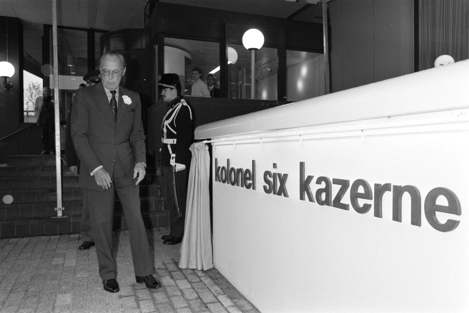 Prins Bernhard verricht naamgeving kolonel Six Kazerne in Amsterdam, Bestanddeelnr 934-1153