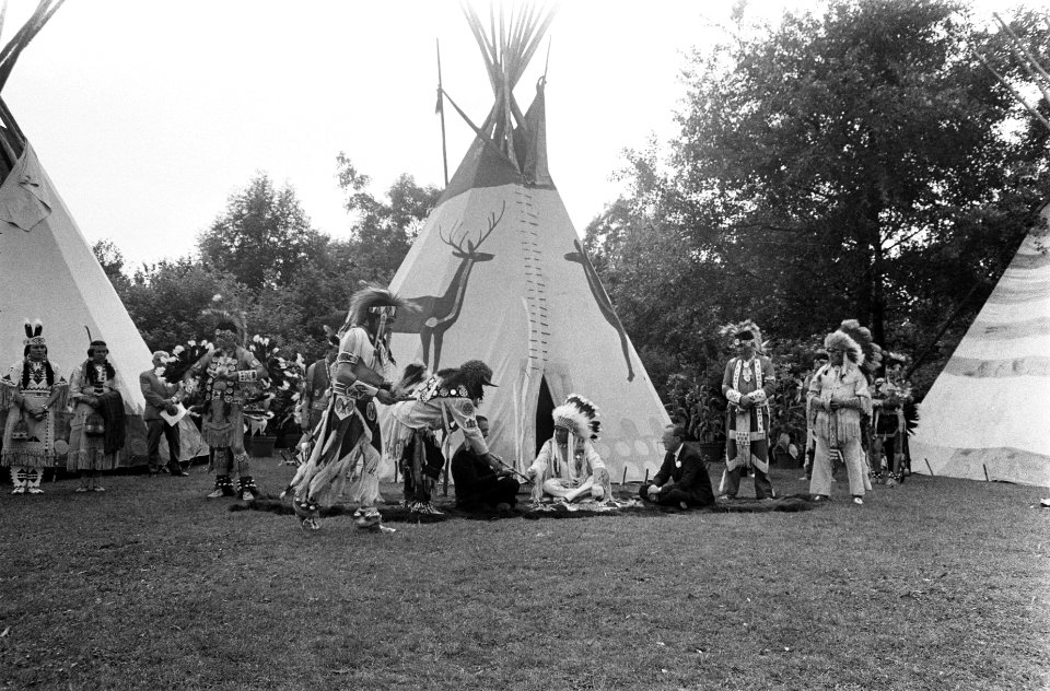 Prins Bernhard zit bij de indianen voor een wigwam, Bestanddeelnr 922-5487