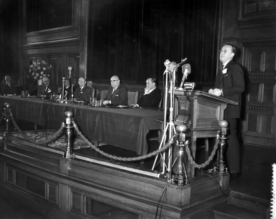 Prins Bernhard tijdens zijn openingsrede, Bestanddeelnr 909-1397