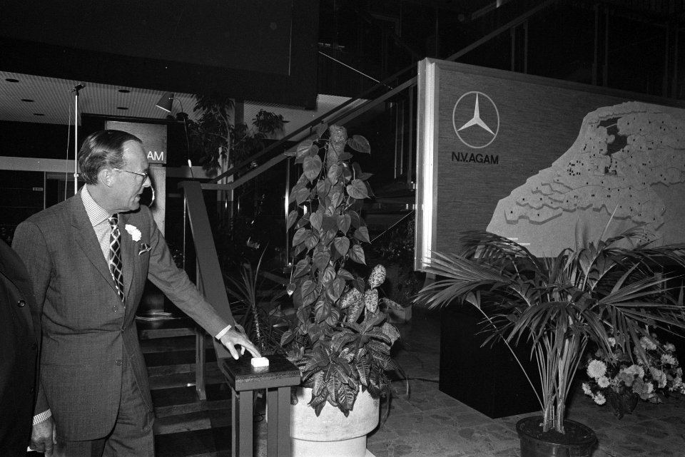 Prins Bernhard opent nieuw gebouw van Agam, Prins Bernhard ontving cardulance va, Bestanddeelnr 924-9683