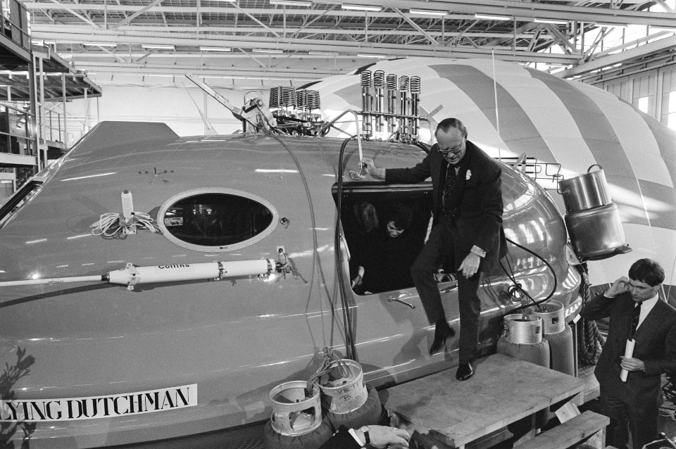 Prins Bernhard verricht doop bemanningscapsule ballon Flying Dutchman Bernha, Bestanddeelnr 933-2395
