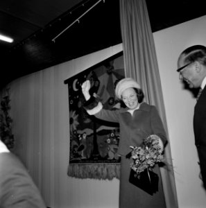 Prinses Beatrix opent Charlotte-oord in Tilburg tijdens rondgang, Bestanddeelnr 927-0657