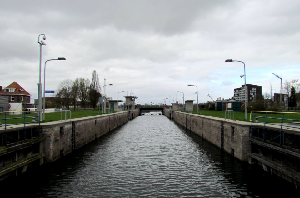 Prins Bernhardsluis Deventer, schutkolk
