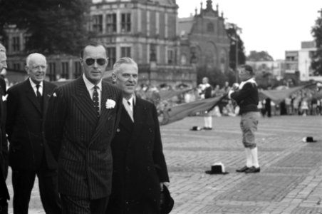 Prins bij vaandelzwaaien Rechts president-directeur AJ Engel, Bestanddeelnr 912-6021
