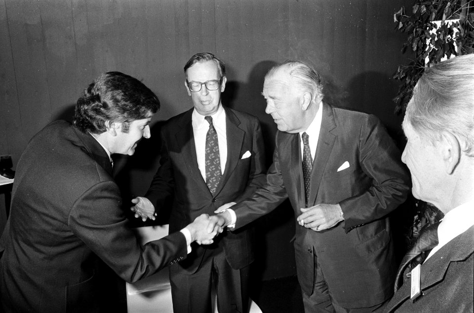 Prins Bertil en minister Lubbers (links) schudden elkaar de hand, Bestanddeelnr 927-9698