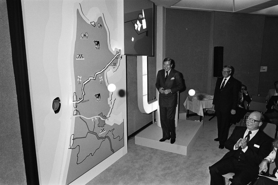 Prins Claus bij een kaart van de provincie Noord-Holland tijdens de plechtigheid, Bestanddeelnr 931-7025