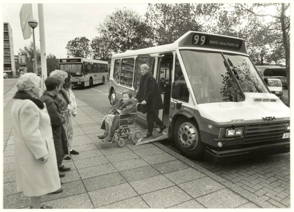 Proef met een van Borås Lokaltrafik uit Zweden afkomstige z.g. Multibus welke geschikt is voor rolstoelvervoer. NL-HlmNHA 54031749