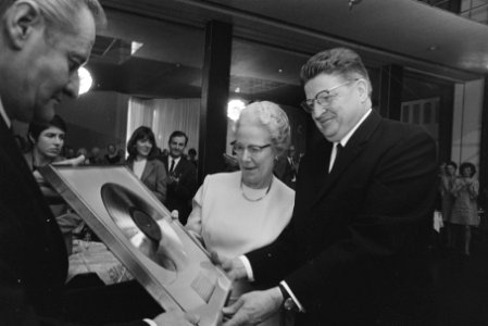 Pro Musica 25 jaar Lex en Mies Karsemeijer met gouden plaat, Bestanddeelnr 921-8790