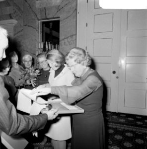 Pro Juventute biedt Oranjekalender aan aan Prinses Beatrix en koningin Juliana, Bestanddeelnr 924-9909