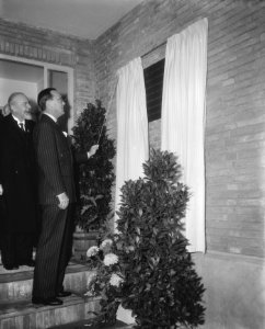 Prins Bernhard opent nieuwe laboratoria bij de KEMA te Arnhem Onthulling van pl, Bestanddeelnr 909-9187
