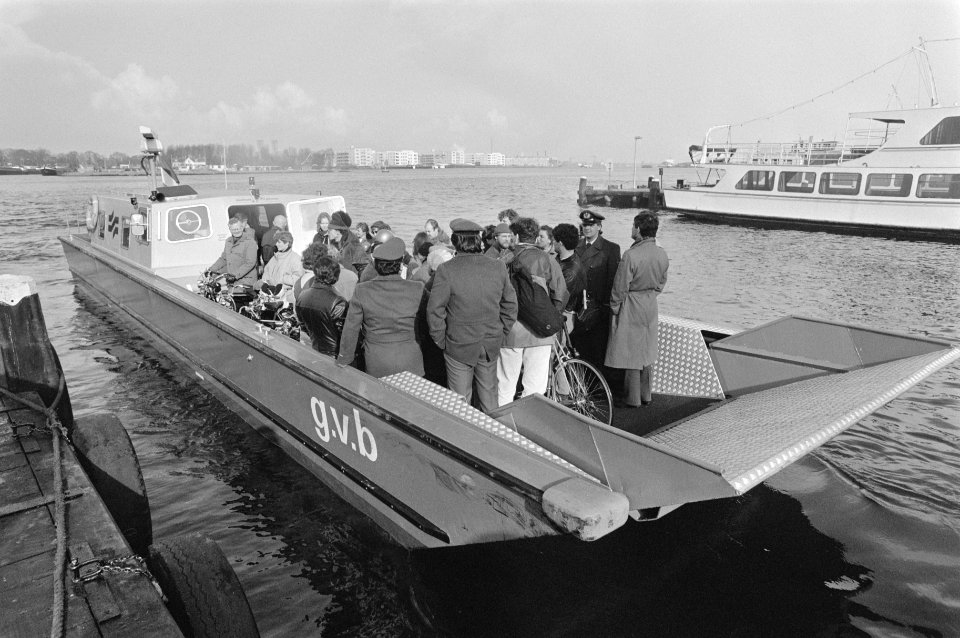 Proef met busbootje tussen Amsterdam CS en Amsterdam Noord het bootje vaart we, Bestanddeelnr 933-2670