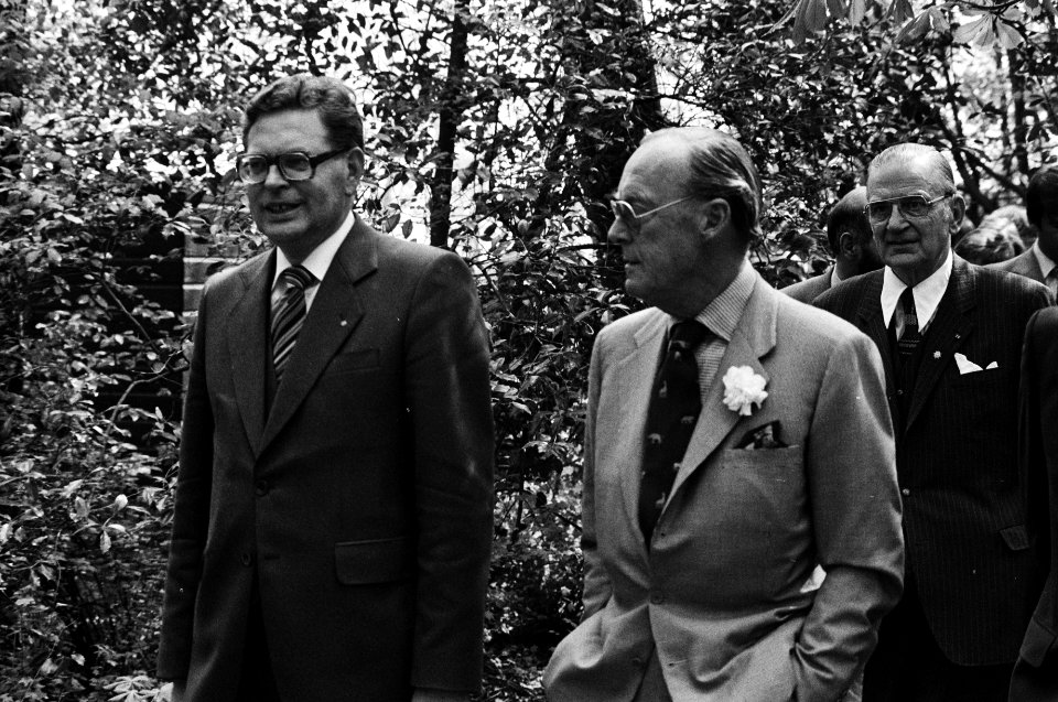 Prins Bernhard tijdens de rondleiding, Bestanddeelnr 930-2603