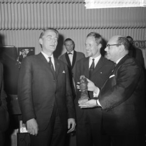 Prix de Joke 1964 voor Bert Haanstra, Simon van Collem reikt hem het beeldje uit, Bestanddeelnr 916-2518
