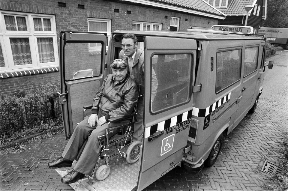 Proefperiode van Amsterdamse taxicentrale met rolstoeltax voor half jaar begint morgen een van de 3 rolstoeltaxis, Bestanddeelnr 931-5715